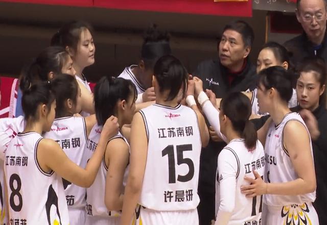 江苏女篮队员成功防守，为球队取胜做贡献